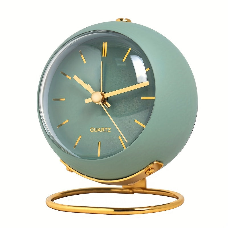 Analoge Tischuhr mit leuchtenden Zeigern – skandinavisches Design