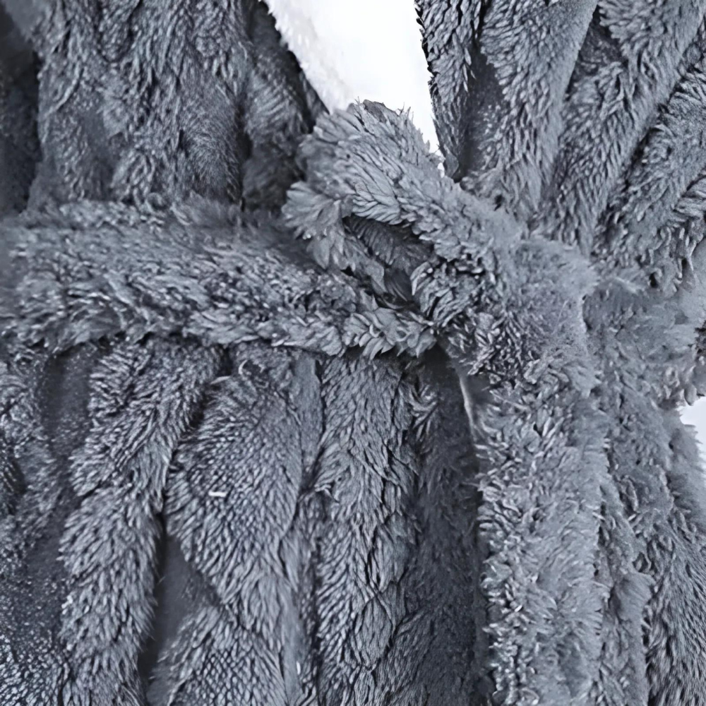 Langer Bademantel mit Kapuze aus Plüsch – warm und kuschelig