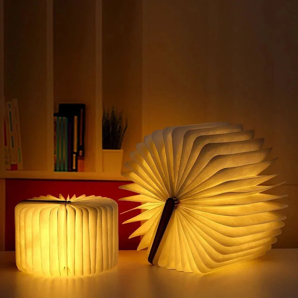 Faltbare Buchlampe aus Holz und Papier mit warmem Licht