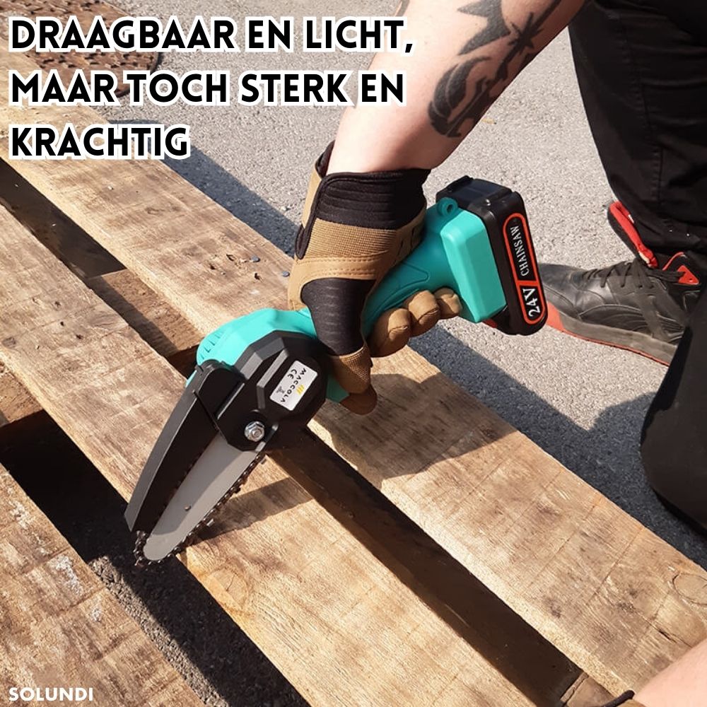 Akku kettensäge kompakt kabellos cutting wooden planks on construction surface