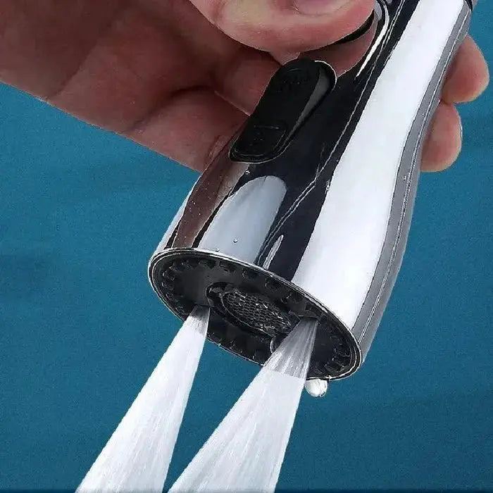 Hand holding 360° Wasserhahn Aufsatz demonstrating dual water streams