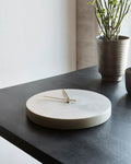 Minimalistische Wanduhr aus Beton mit Messingzeigern – skandinavisches Design