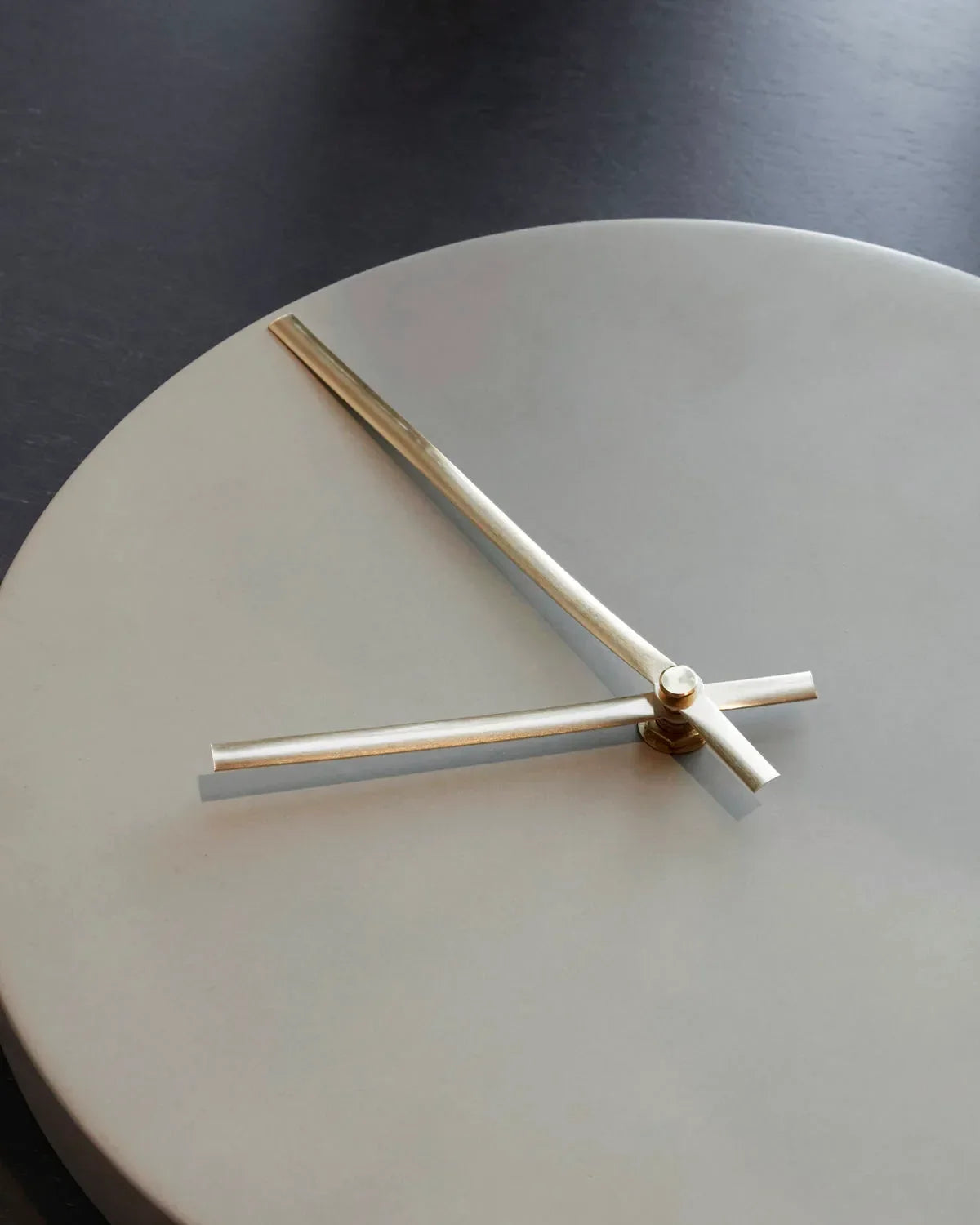 Minimalistische Wanduhr aus Beton mit Messingzeigern – skandinavisches Design