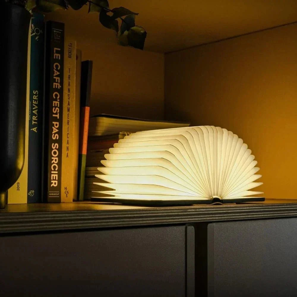 Faltbare Buchlampe aus Holz und Papier mit warmem Licht