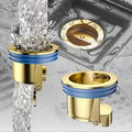 Abfluss Stopfen mit Haarfilter gold-blau installiert in Duschboden mit Wasserstrom