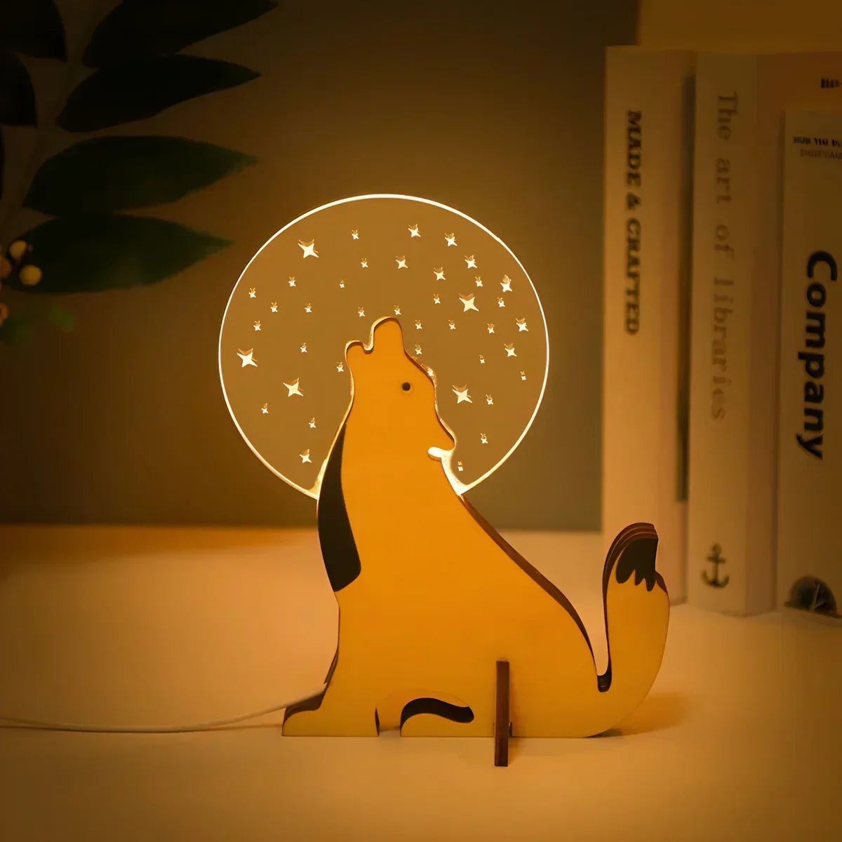 Tischlampe aus Holz mit Tiermotiv – warmes LED-Licht