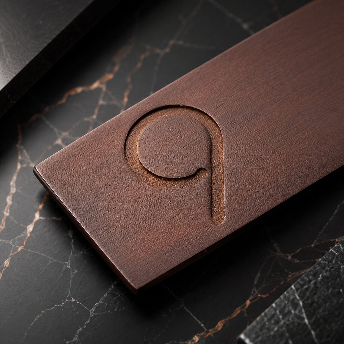 Wanduhr Walnussholz Edelstahl – modernes minimalistisches Design
