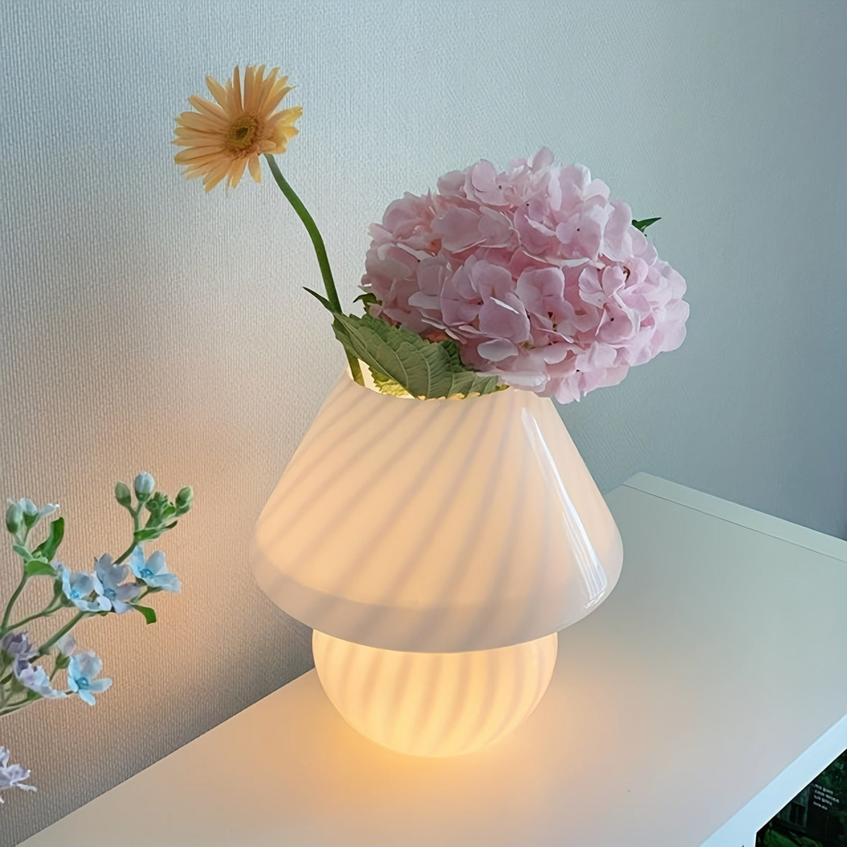 Pilzlampe aus Glas mit Retro-Design für warme Stimmungsbeleuchtung