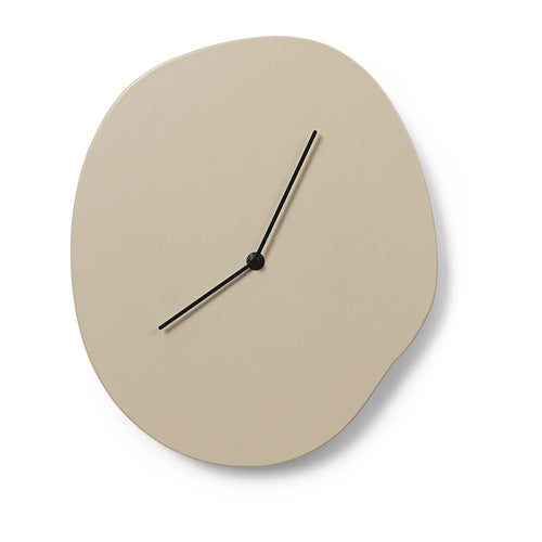 Skulpturale Wanduhr mit organischem Design – skandinavischer Stil