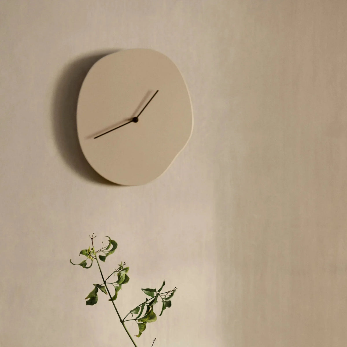Skulpturale Wanduhr mit organischem Design – skandinavischer Stil