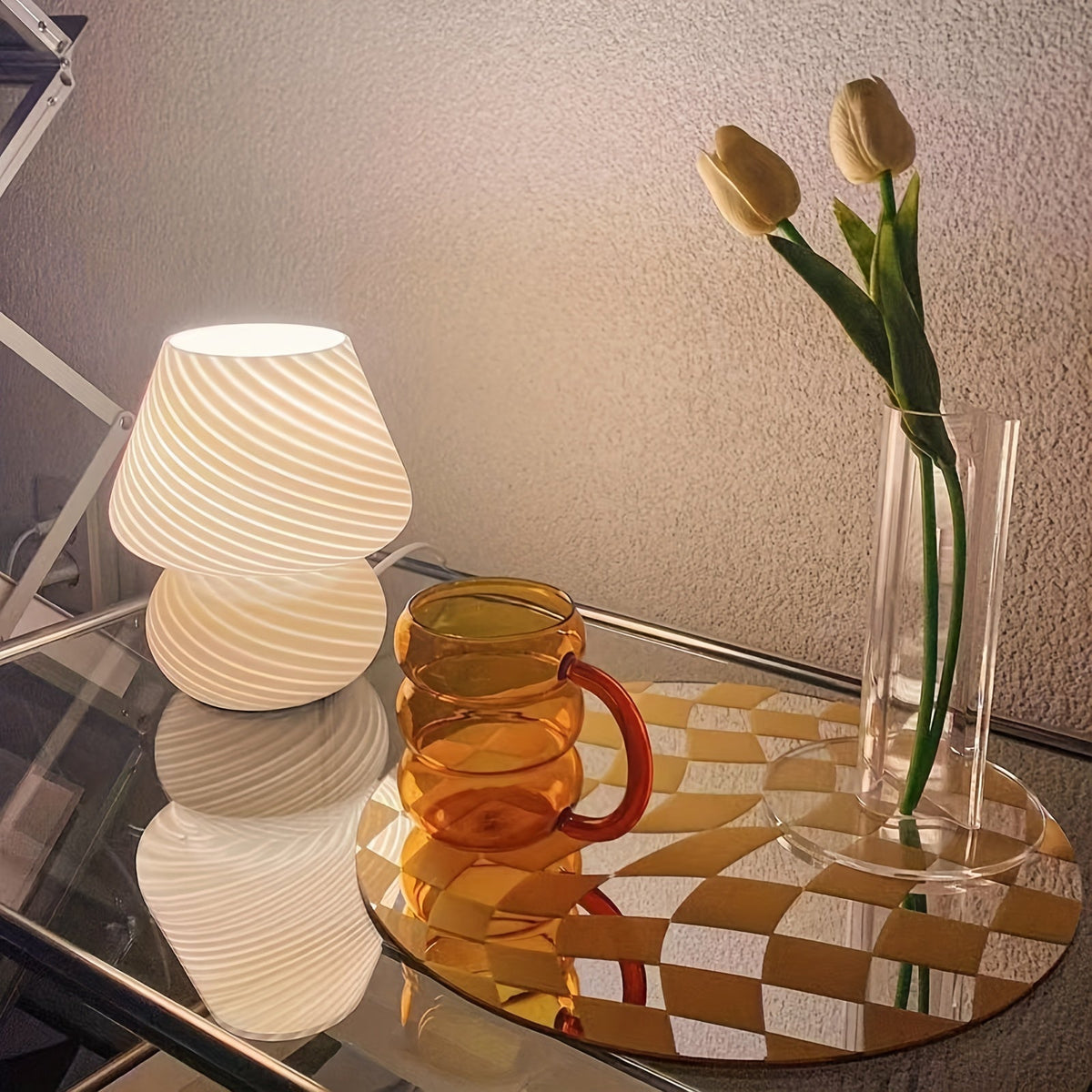 Pilzlampe aus Glas mit Retro-Design für warme Stimmungsbeleuchtung
