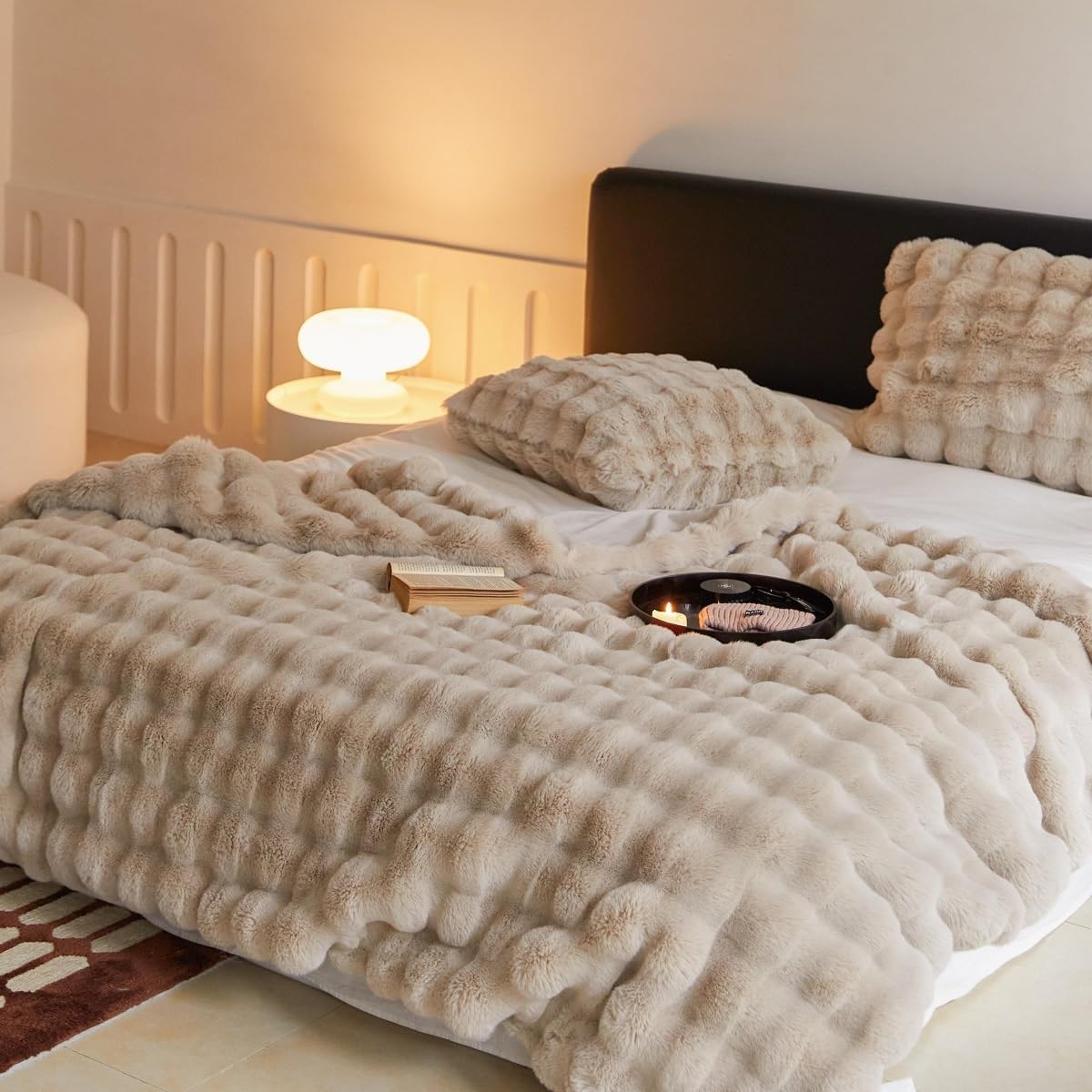Weighted blanket with faux fur and chunky knit design
