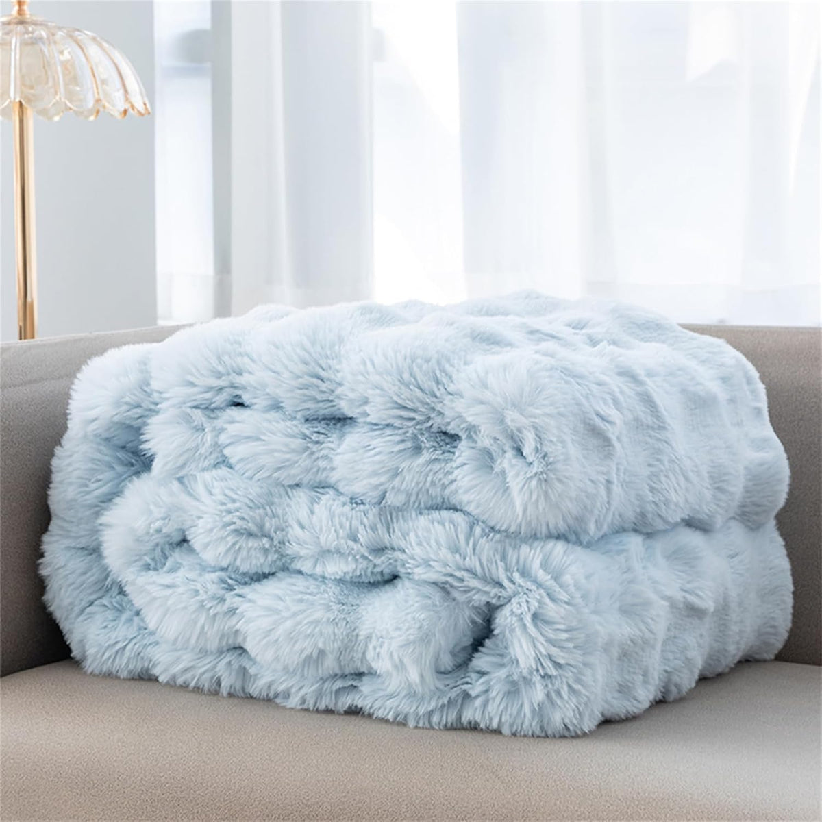 Weighted blanket with faux fur and chunky knit design