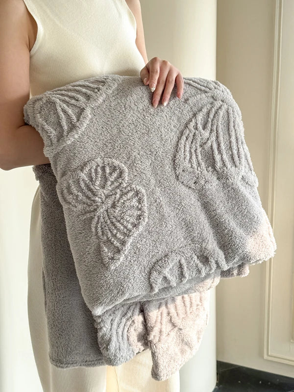 Blanket with 3D butterfly appliqués – soft and warm