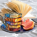 Handwerker-Glas-Trinkglas handbemalter Bücherstapel with grapefruit slices on plate