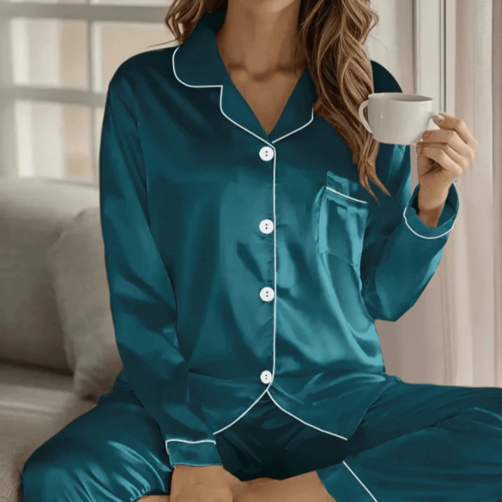 Women's pajama set with button placket - Comfortable and timeless