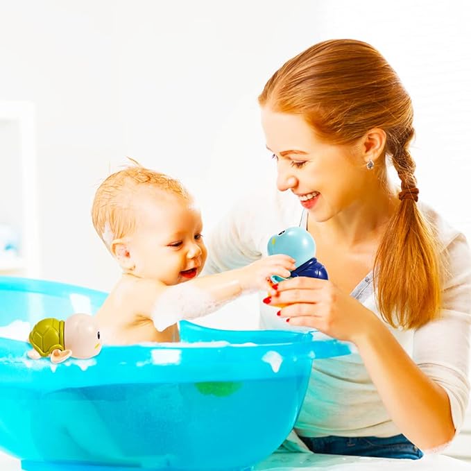 Mother and baby enjoying bath time with Aufzieh-Schwimmschildkröten Badespielzeug turtle toys