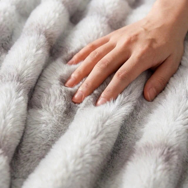 Kunstfell Kuscheldecke in Kaninchenfelloptik – weich und warm