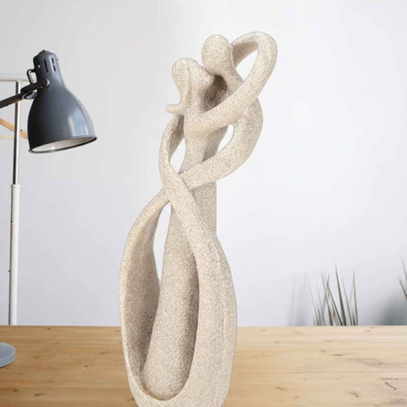Abstrakte Liebesskulptur aus Resin – Elegante Dekofigur