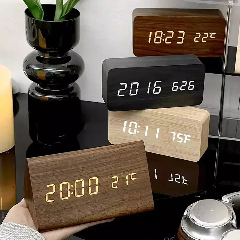 Digitaler LED-Wecker mit Holzoptik und Temperaturanzeige
