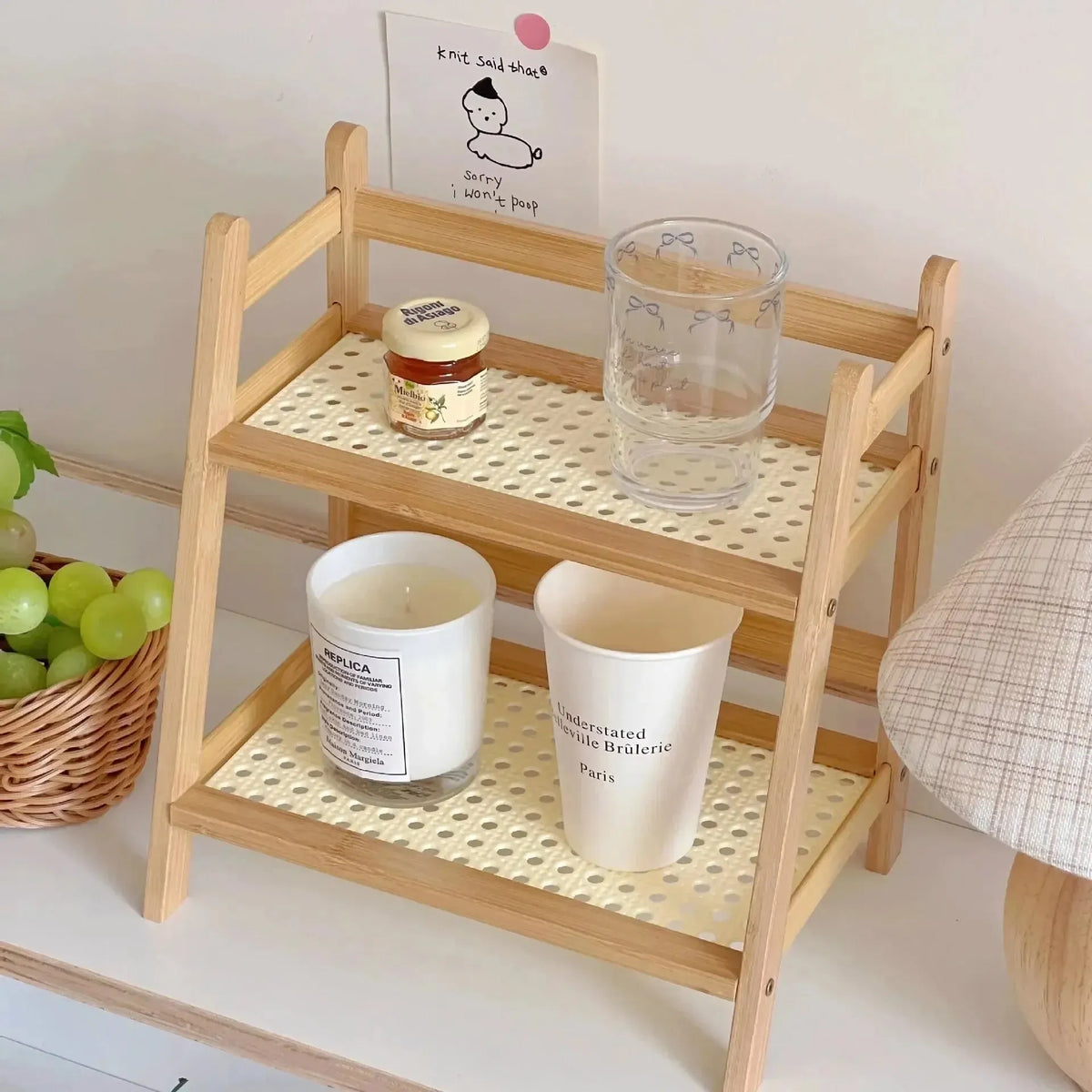 Bambus Schreibtisch-Organiser mit Glas, Kerzen und Notizzettel auf Regalen
