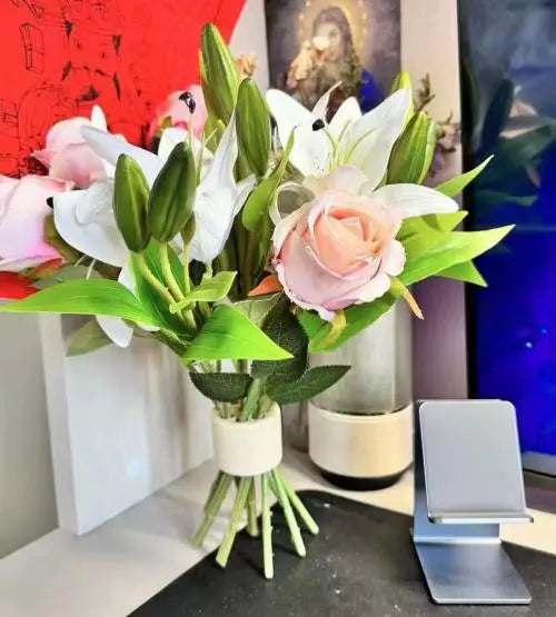 White and cream Blumenhalter für Vasen Stielraster with lily rose bouquet