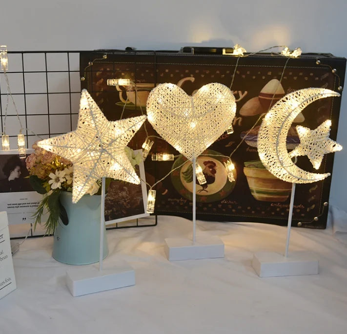 Decorative table lamp made of rattan and copper wire – cordless