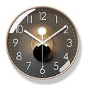 Designer-Wanduhr mit geräuschlosem Uhrwerk showing golden rim and circular pattern