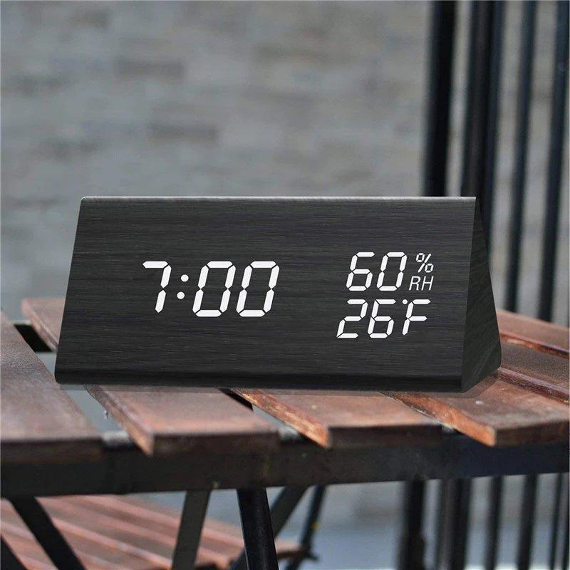 Digitale Holzoptik-Uhr mit Temperaturanzeige und dimmbarem Display