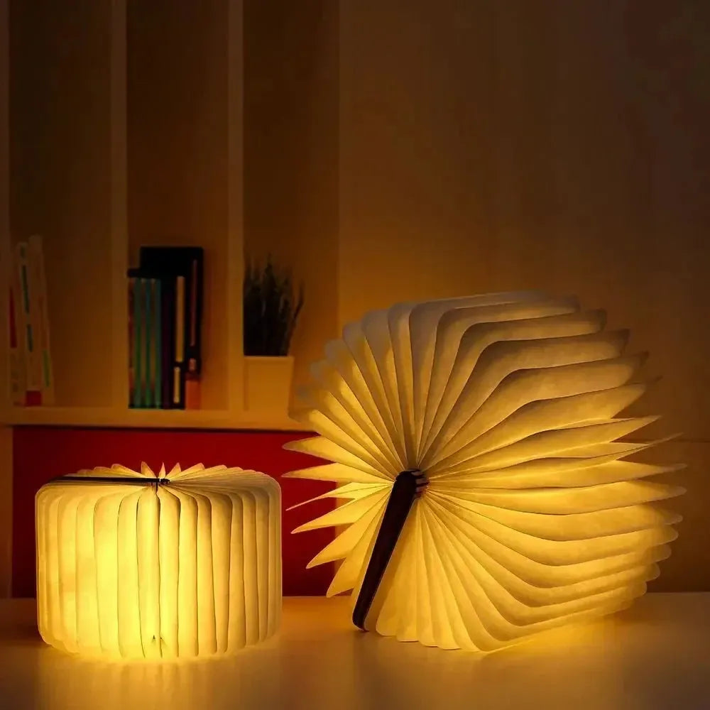Faltbare Buchlampe aus Holz und Papier mit warmem Licht