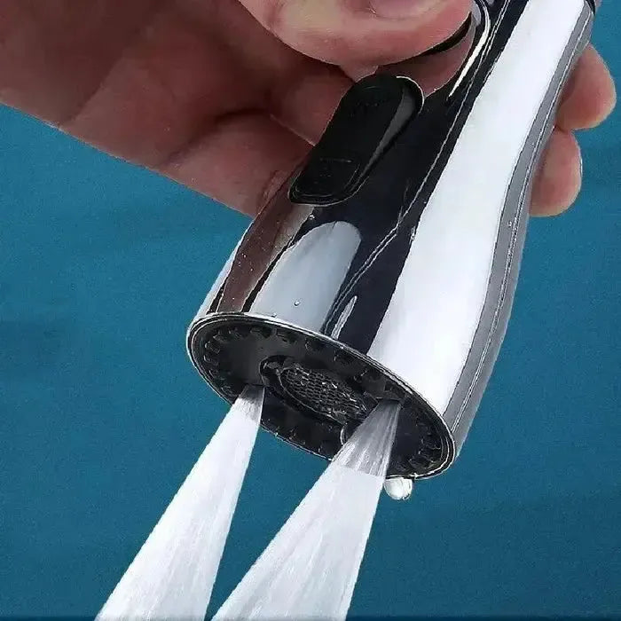 Hand holding 360° Wasserhahn Aufsatz demonstrating dual water streams