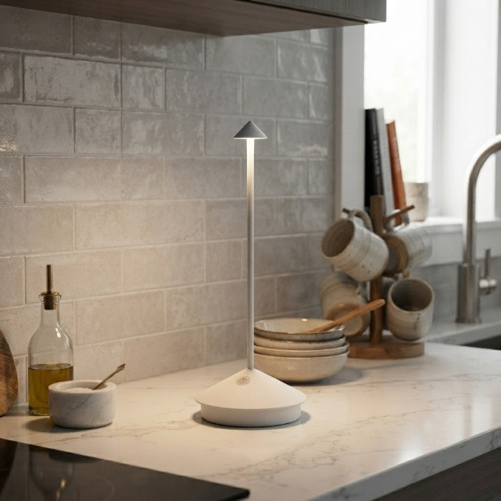 Kabellose LED-Tischlampe dimmbar und wasserfest für innen und außen