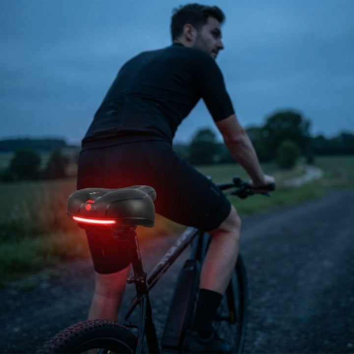 Ergonomischer Fahrradsattel mit Polsterung und Reflektorstreifen