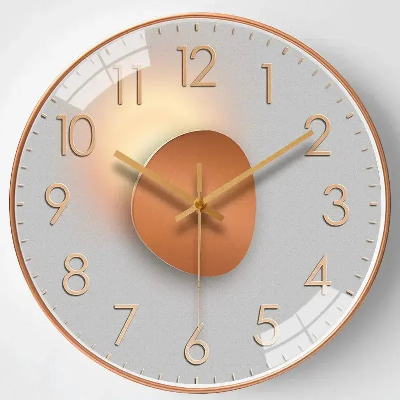 Geräuschlose klassische Wanduhr with white face, copper accents and minimalist design