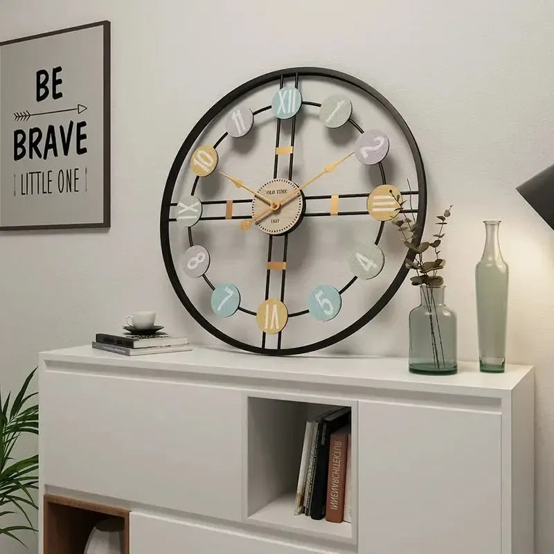 Große Vintage Wanduhr mit römischen Ziffern und Metallrahmen