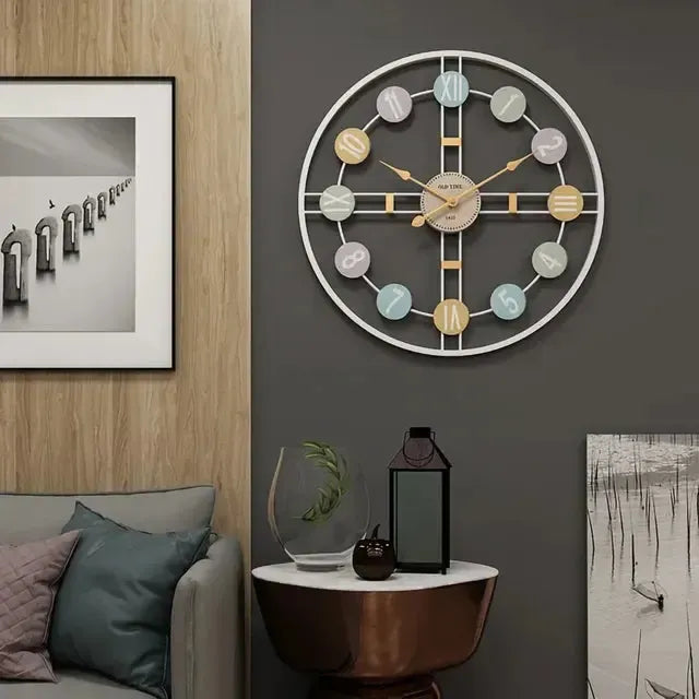 Große Vintage Wanduhr mit römischen Ziffern und Metallrahmen
