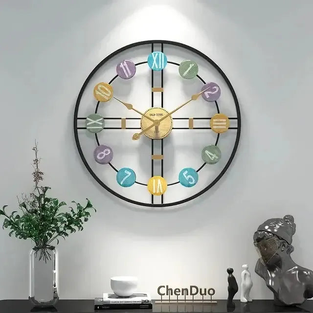 Große Vintage Wanduhr mit römischen Ziffern und Metallrahmen