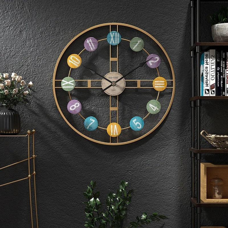 Große Vintage Wanduhr mit römischen Ziffern und Metallrahmen