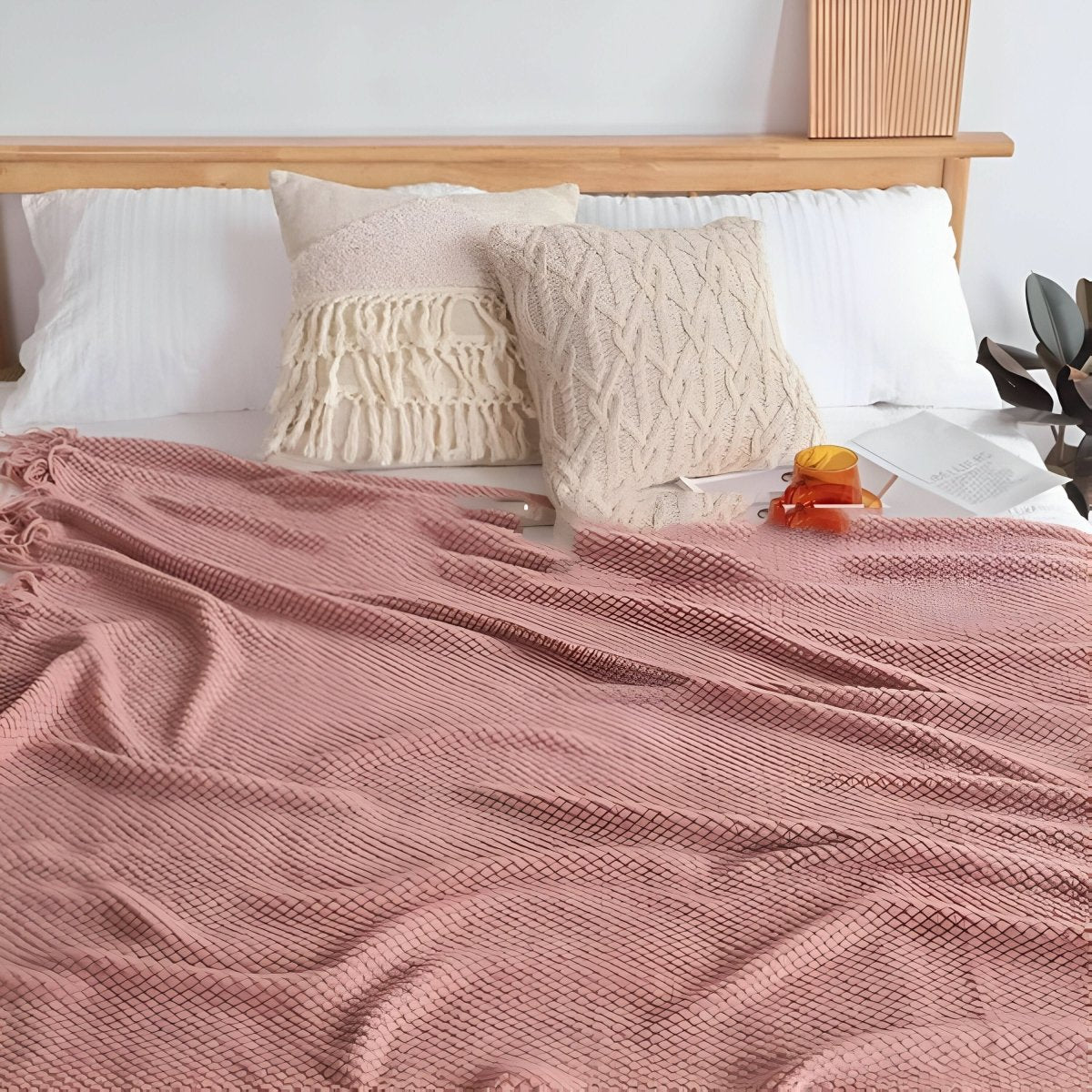 Knitted fleece blanket with fleece lining - soft and decorative