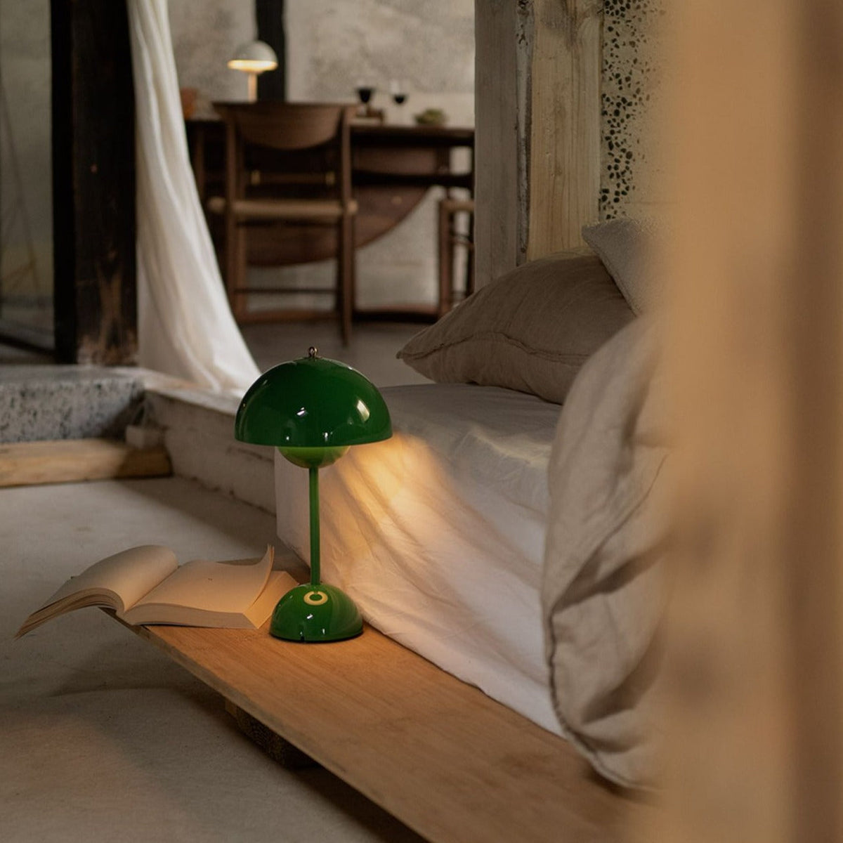Cordless LED table lamp in a retro mushroom design – touch-dimmable