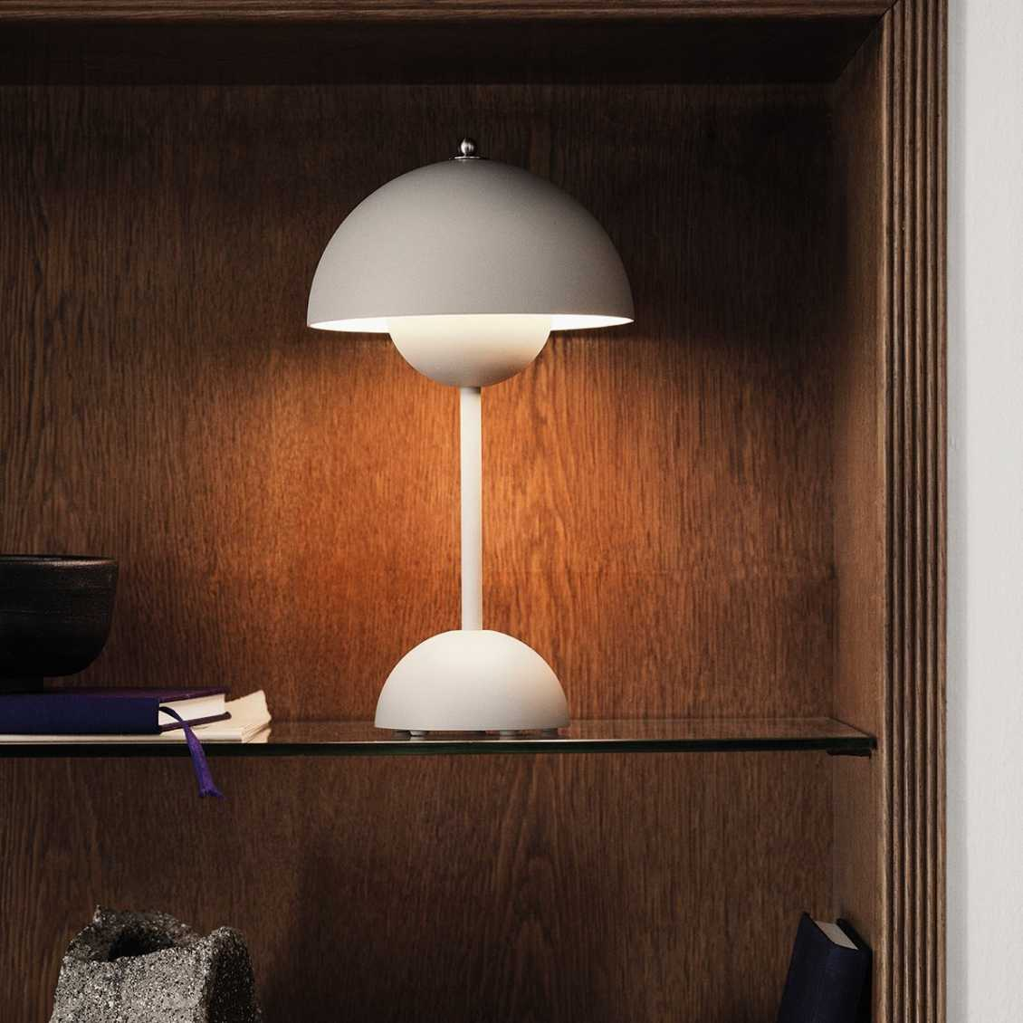 Cordless LED table lamp in a retro mushroom design – touch-dimmable