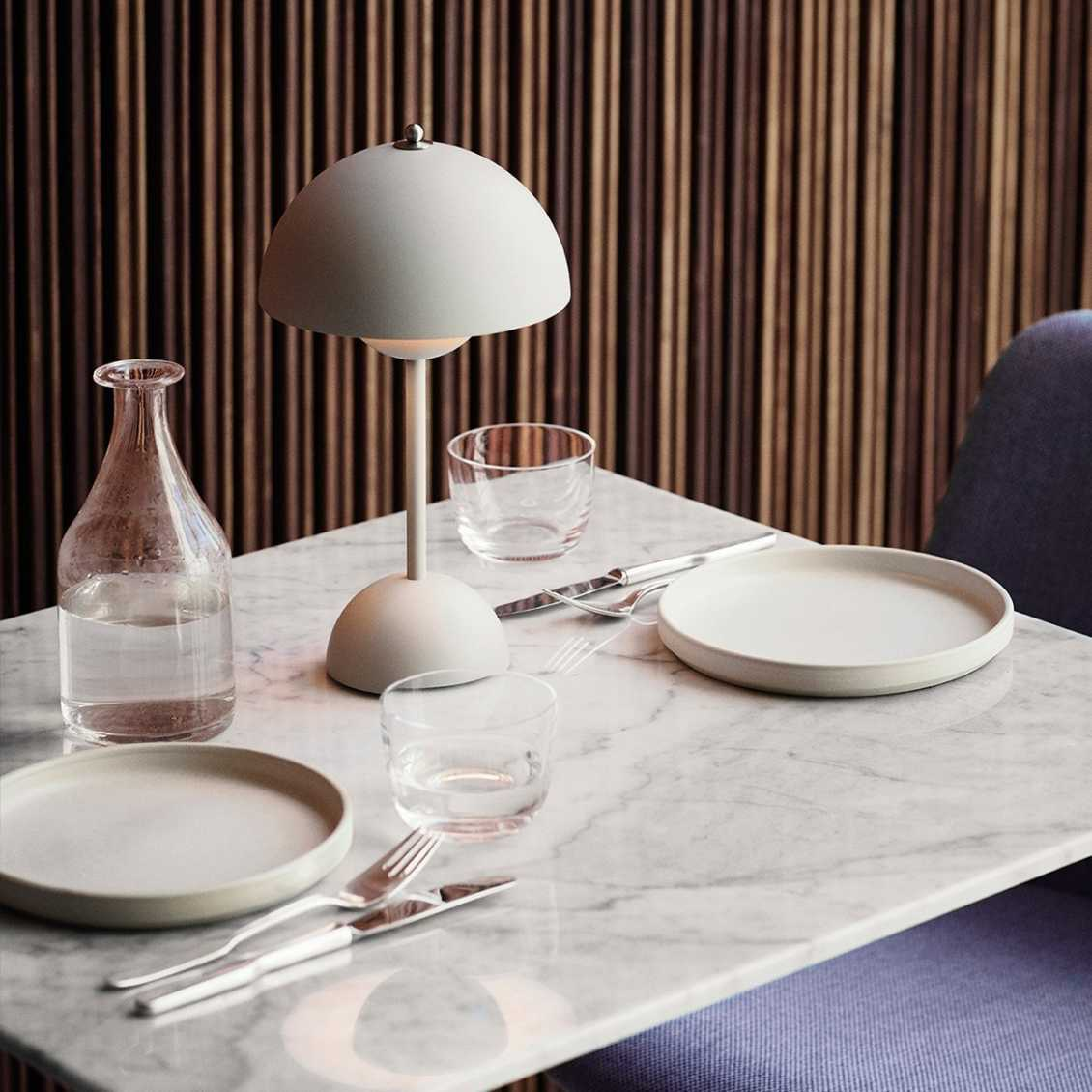 Cordless LED table lamp in a retro mushroom design – touch-dimmable