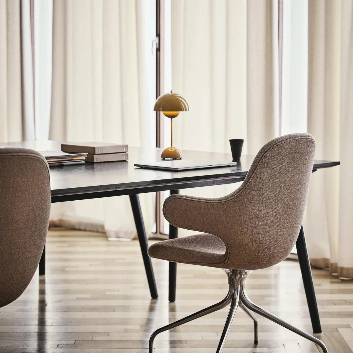Cordless LED table lamp in a retro mushroom design – touch-dimmable