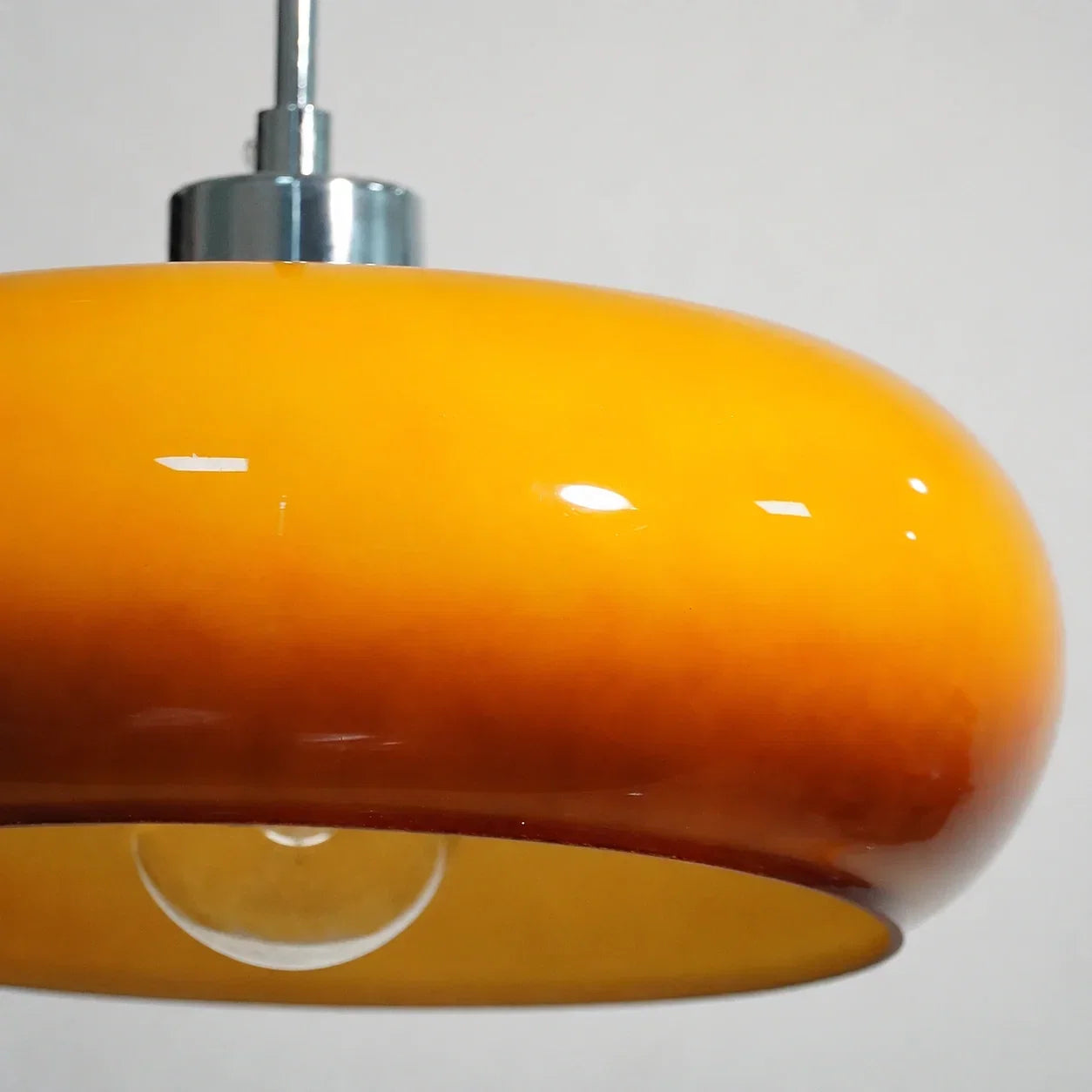 Glas-Pendelleuchte im Bauhaus-Stil für moderne Innenräume