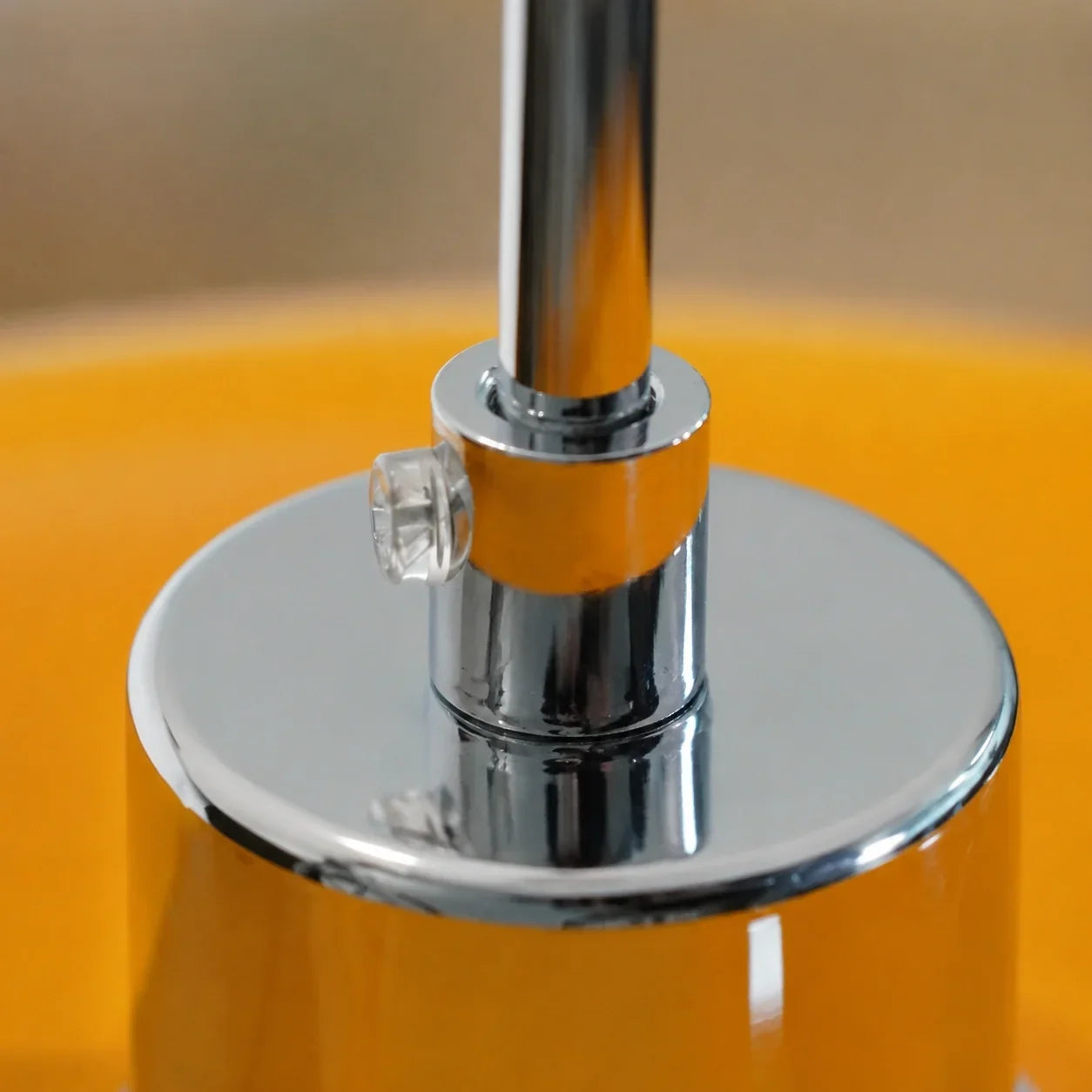 Glas-Pendelleuchte im Bauhaus-Stil für moderne Innenräume