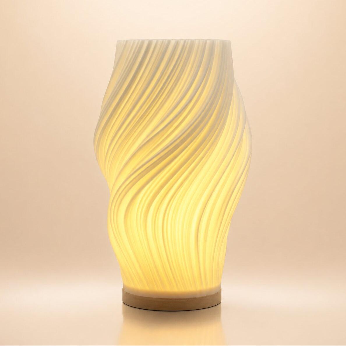 LED Tischlampe mit skulpturaler Struktur und Licht-Schatteneffekt