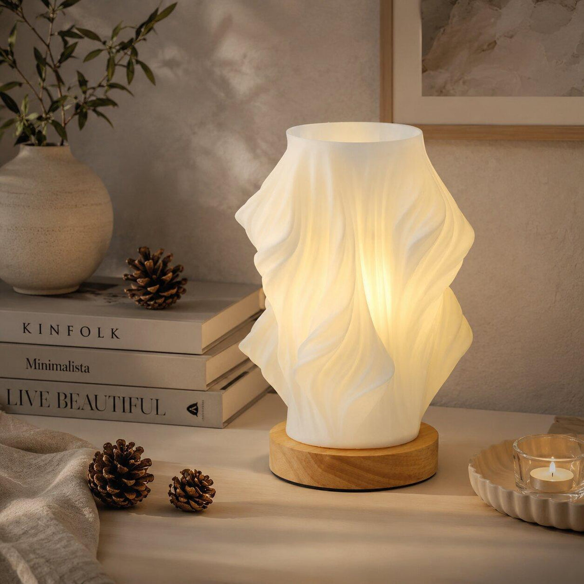 LED Tischlampe mit skulpturaler Struktur und Licht-Schatteneffekt