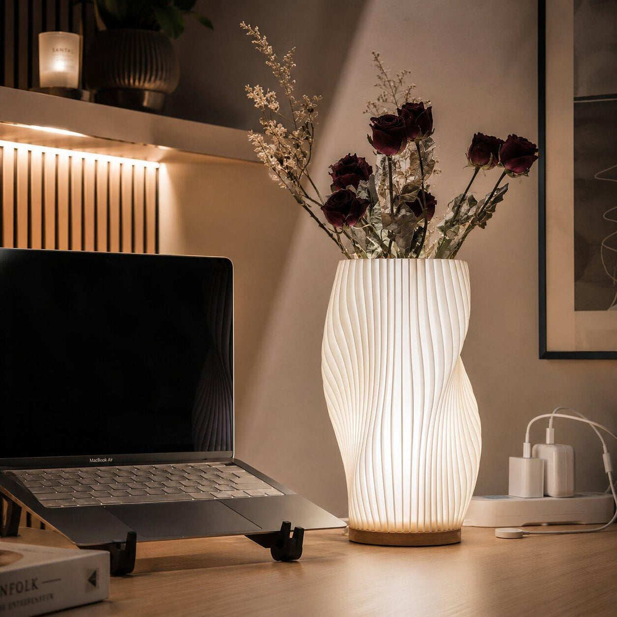 LED Tischlampe mit skulpturaler Struktur und Licht-Schatteneffekt