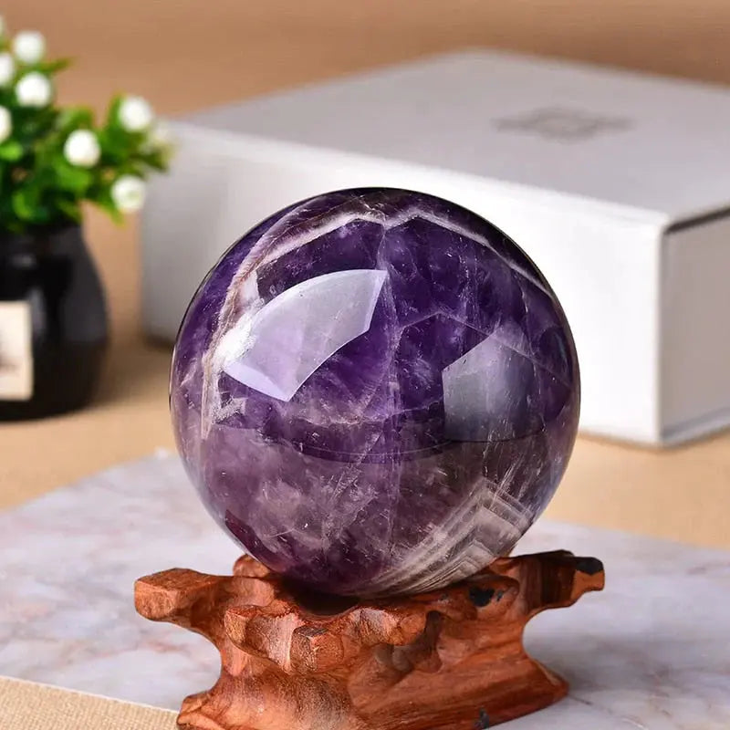 Handpolierte Amethystkugel auf Holzständer mit natürlichen violetten Mustern