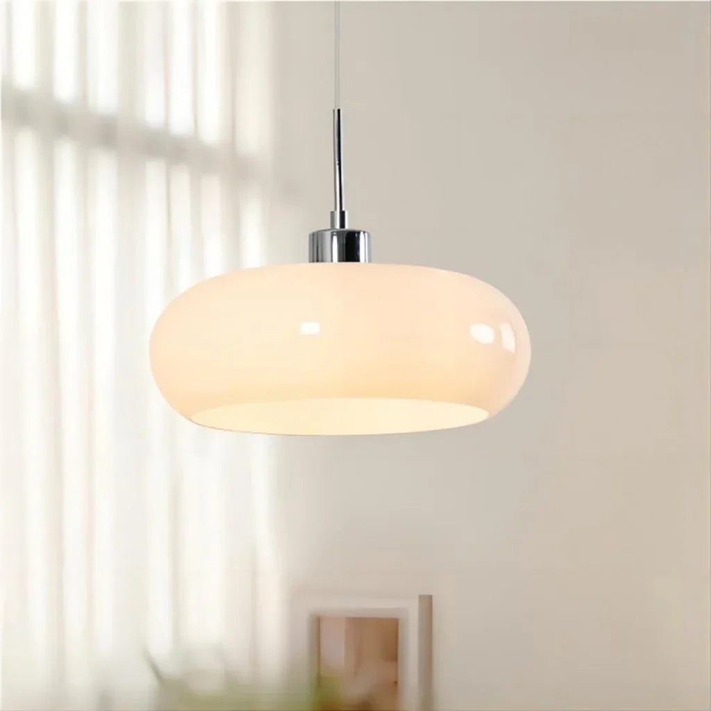 Glas-Pendelleuchte im Bauhaus-Stil für moderne Innenräume